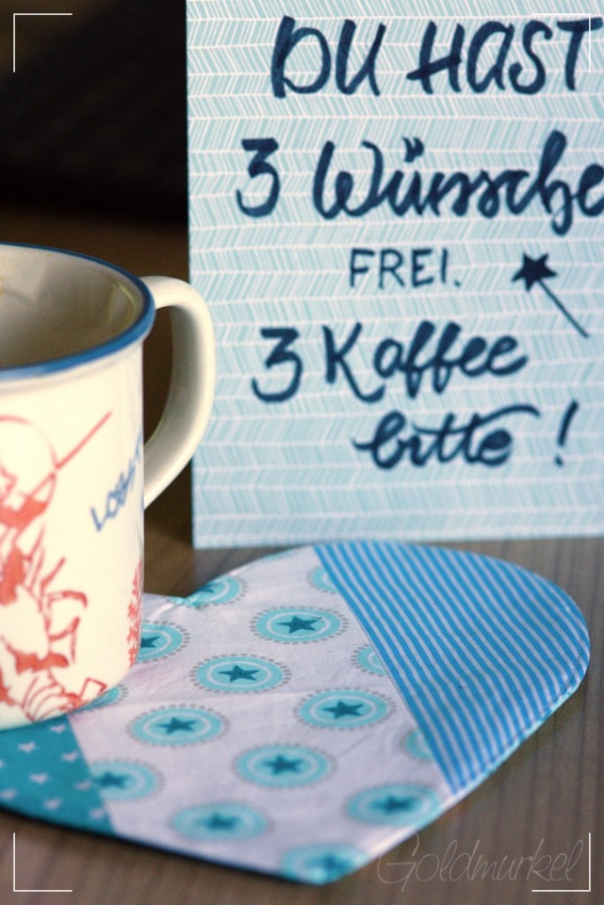 Genähter Herzuntersetzer, Geburtstagskarte und eine Tasse Kaffee