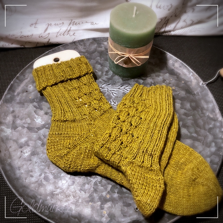 grüne gestrickte Wollsocken