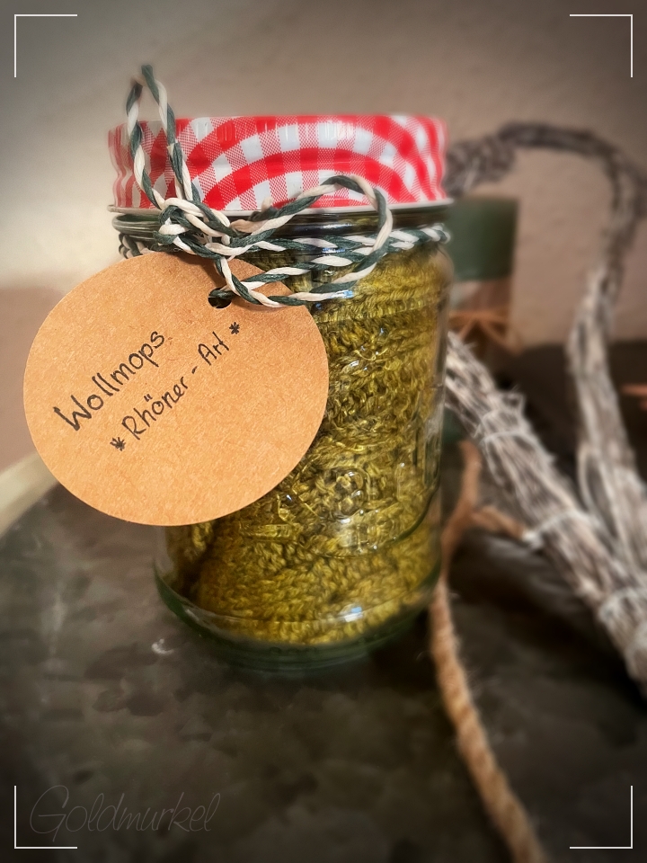 Socken in einem Einmachglas.
Mit Geschenkanhänger
Beschriftung: Wollmops Röhner Art